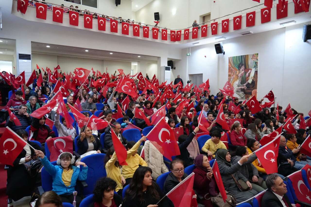 Muğla’da ‘Kim Var?’: Öğrenciler ve Yücel Arzen Aynı Sahnede 7